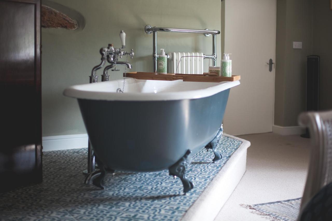 The George Inn Barford St Michael Exterior foto A freestanding bathtub