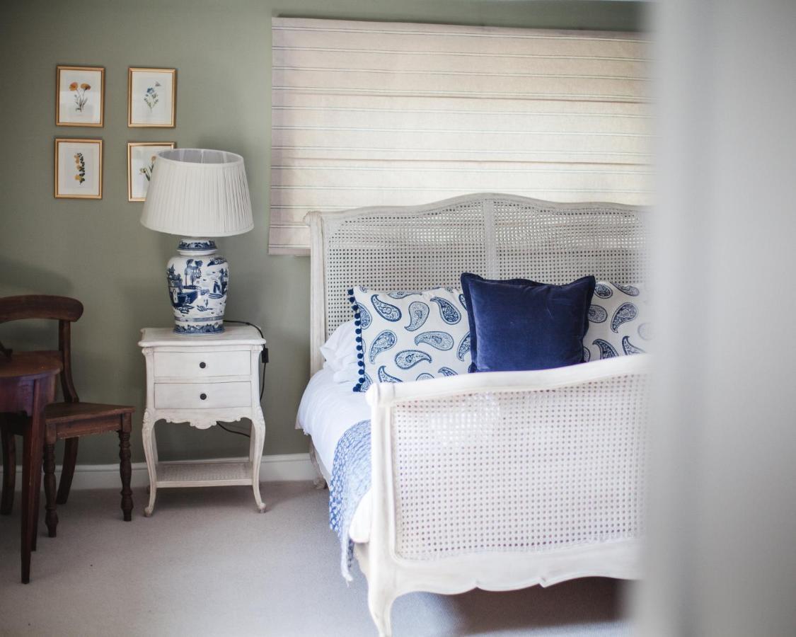 The George Inn Barford St Michael Exterior foto A bedroom with a blue and white color scheme