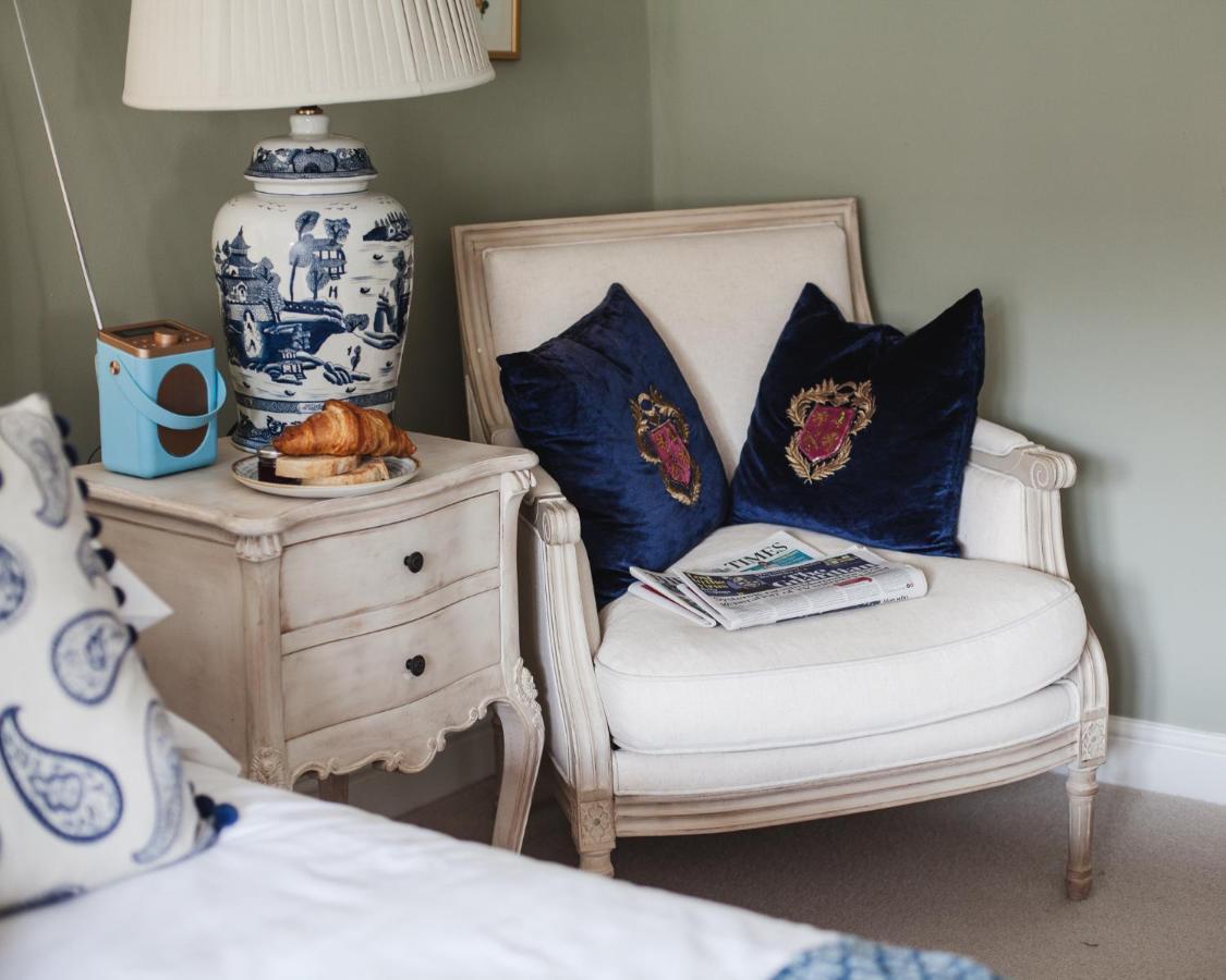 The George Inn Barford St Michael Exterior foto A blue and white room