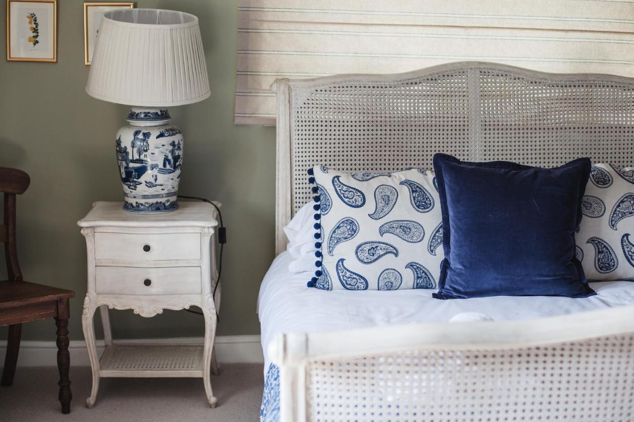 The George Inn Barford St Michael Exterior foto A blue and white bedroom